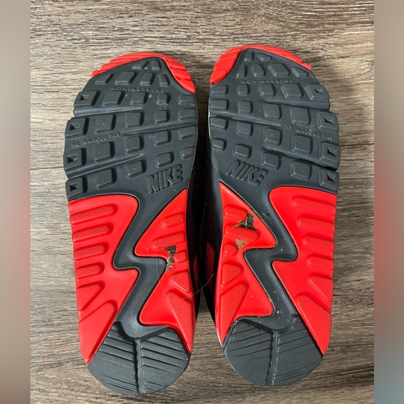 Boys size 5.5 air Max black and bright red - Picture 4 of 5